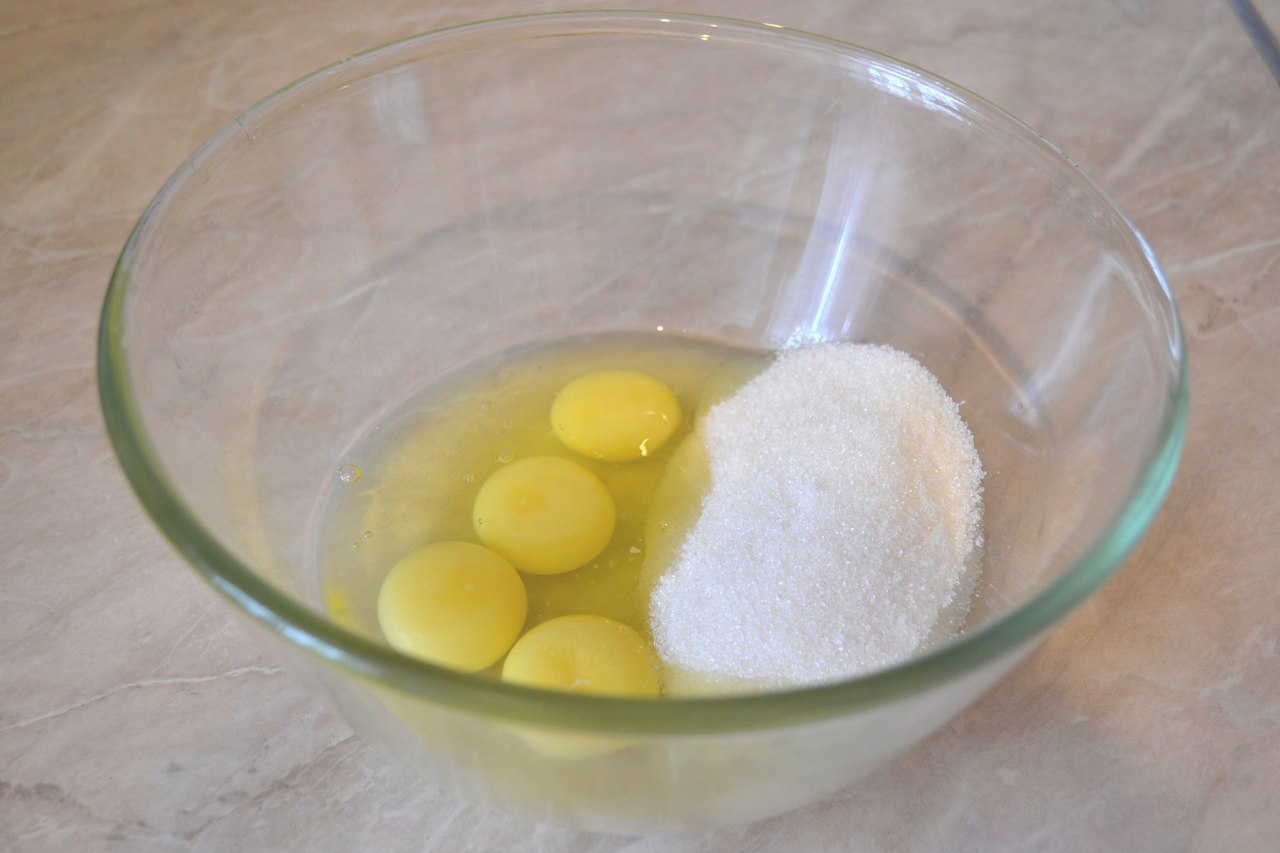 3 яйца 150 г. Добавление яиц в взбитое масло. 200 Г сахара фото.